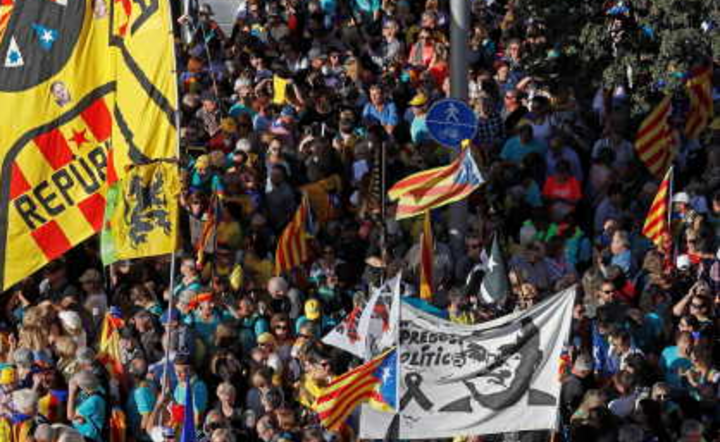 Barcelona w rękach demonstarntów. Żądają uwolnienia więźniów i niepodległości