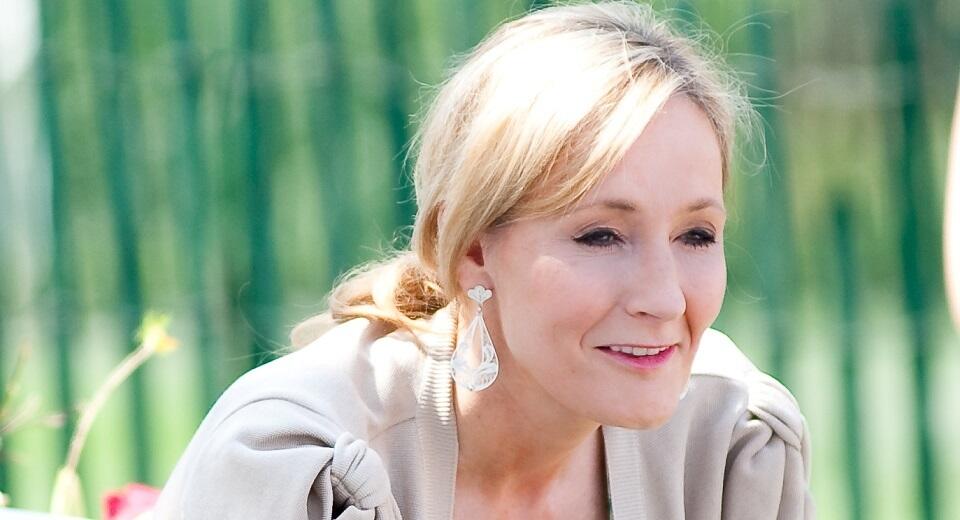 J. K. Rowling / autor: By Daniel Ogren - Flickr: 100405_EasterEggRoll_683, CC BY 2.0, https://commons.wikimedia.org/w/index.php?curid=15164977