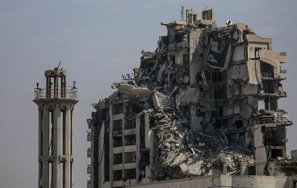 Zniszczenia w mieście Gaza / autor: PAP/EPA/MOHAMMED SABER
