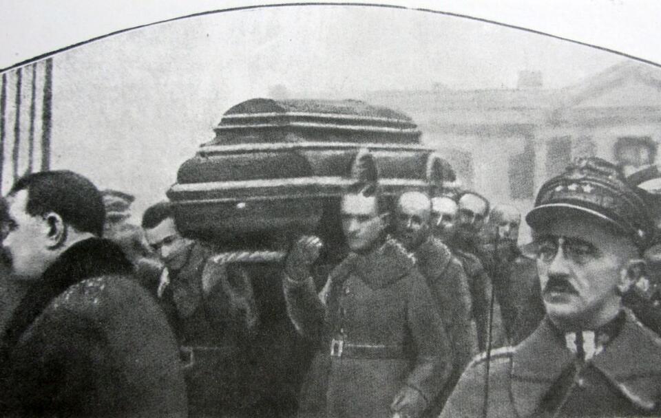 Wyprowadzanie trumny z ciałem prezydenta Gabriela Narutowicza z Belwederu, 19 grudnia 1922 / autor: domena publiczna