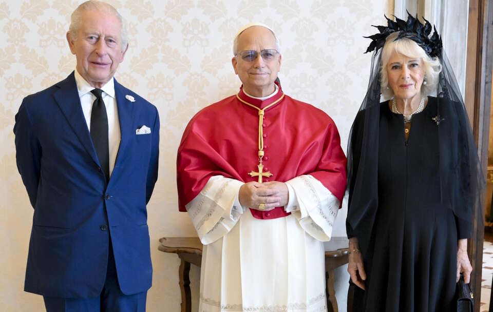 Król Karol III, papież Leon XIV i królowa Kamila / autor: PAP/EPA/VATICAN MEDIA HANDOUT