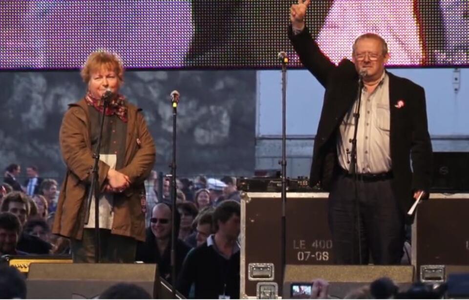 Adam Michnik "broniący wolności słowa" na Węgrzech, marzec 2011 r. 
