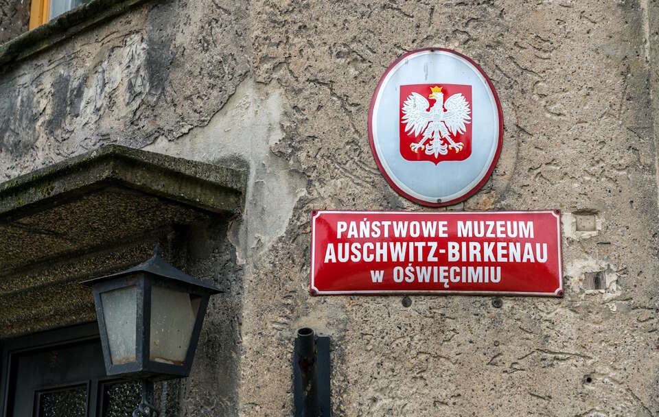 Rzecznik Muzeum Auschwitz Bartosz Bartyzel próbuje tłumaczyć  skandaliczne potraktowanie prezydenta Karola Nawrockiego w czasie głównych obchodów 81. rocznicy wyzwolenia niemieckiego nazistowskiego obozu. / autor: Fratria