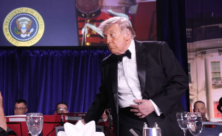 Prezydent USA Donald Trump na przyjęciu dla korespondentów w Białym Domu. Za chwilę w lobby hotelu padną strzały / autor: PAP/EPA/Yuri Gripas