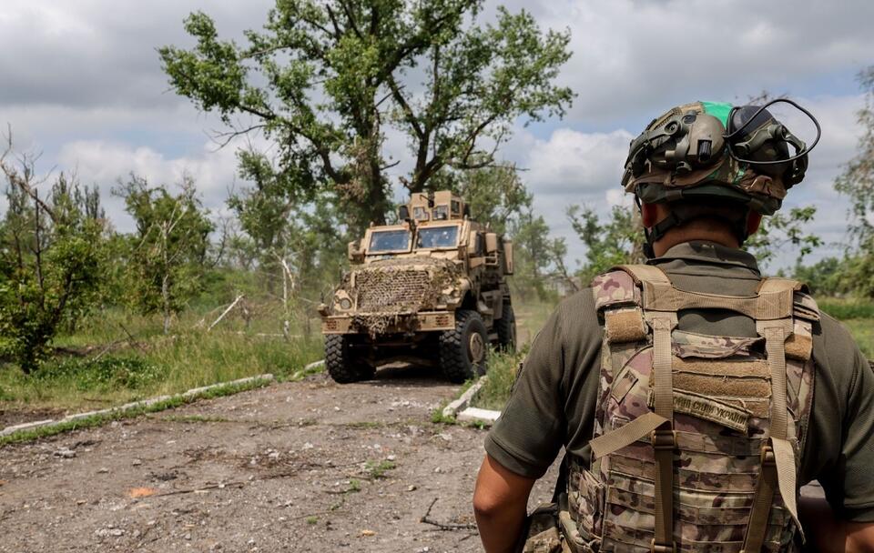 Ukraiński żołnierz na froncie / autor: PAP/EPA/STRINGER