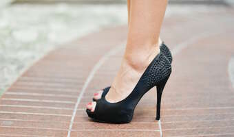 Recepcjonistka wysłana do domu, bo odmówiła noszenia szpilek. Dyskryminacja?