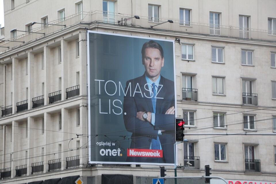Billboard reklamujący na ulicach Warszawy były program Tomasza Lisa w Newsweeku i Onecie  / autor: Fratria