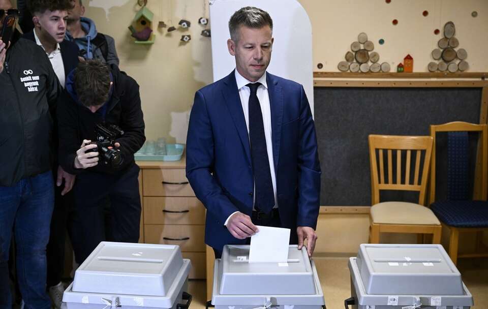 Deja vu? Lider Tiszy obiecuje odblokowanie środków unijnych