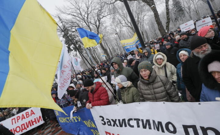 Protest przeciw szczepieniom i ograniczeniom związanym z pandemią w budynku parlamentu w Kijowie na Ukrainie, 24.01 / autor: PAP/EPA/SERGEY DOLZHENKO