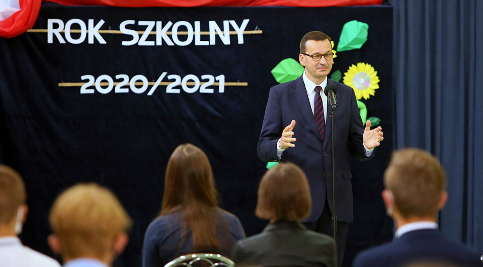 Premier Mateusz Morawiecki przemawia podczas inauguracji roku szkolnego 2002/21 w Szkole Podstawowej w Dalikowie (woj. łódzkie) / autor: PAP/Tomasz Wojtasik