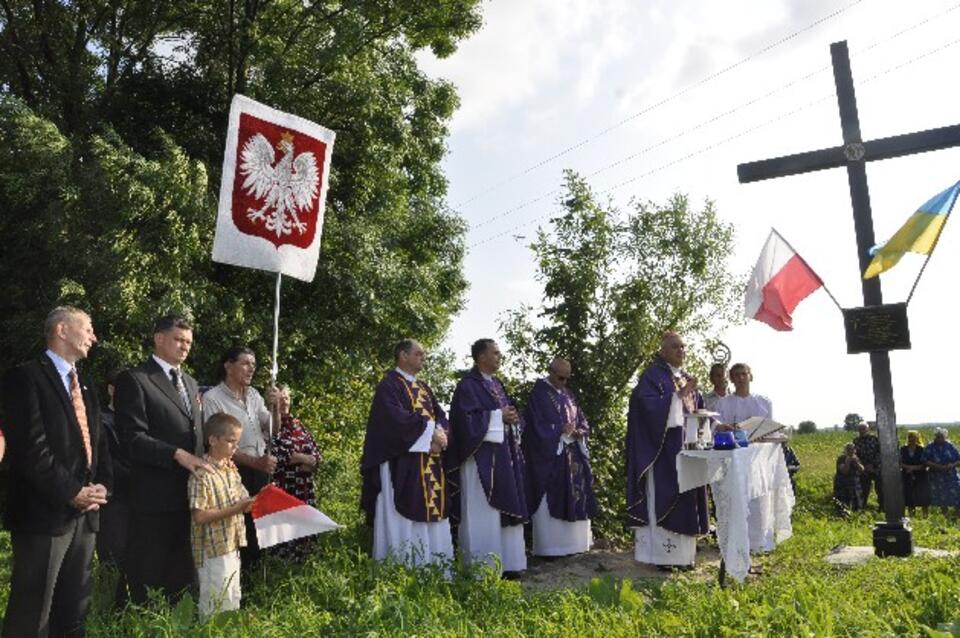Upamiętnianie nieistniejących wiosek. W Chołoniewiczach odprawił mszę i poświęcił krzyż ks. biskup Marcjan Trofimiak. Obecny był minister Andrzej Kunert  - obok niego stoi Janusz Horoszkiewicz z synem oraz z ojcem Szczepanem, trzymającym polskie godło.