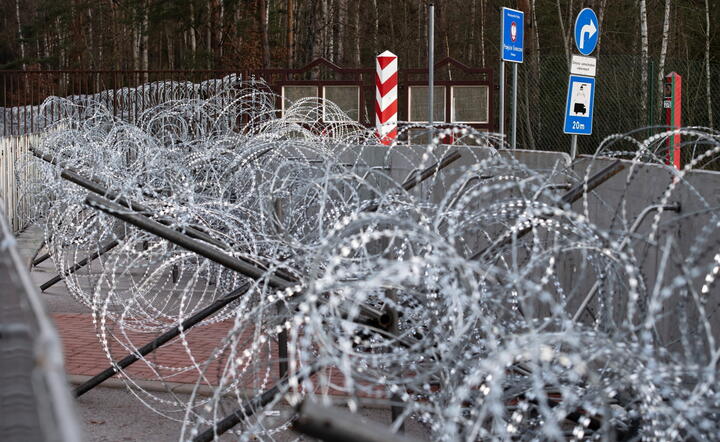 Zamknięte przejście graniczne z Białorusią w miejscowości Połowce / autor: PAP/Wojtek Jargiło