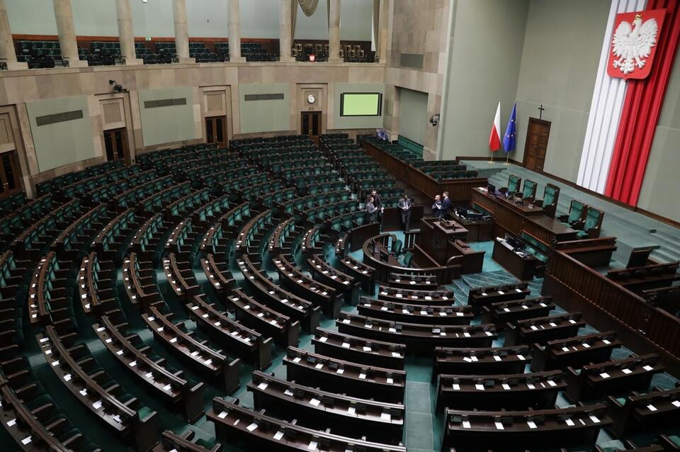 Na zdj. przygotowania na sali obrad, dzień przed pierwszym posiedzeniem Sejmu X kadencji / autor: PAP/Tomasz Gzell