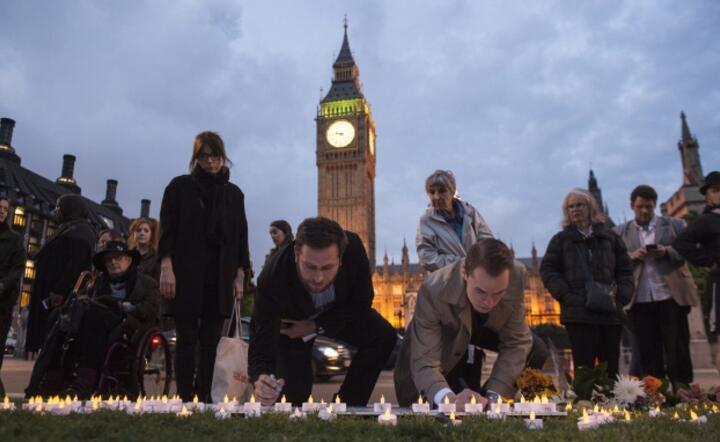 Znicze ku pamięci zamordowanej parlamentarzyski Jo Cox z Partii Pracy na Parliament Square w Londynie, fot. PAP/EPA/WILL OLIVER