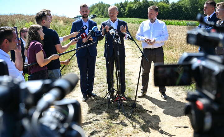 Wicepremier, minister obrony narodowej Władysław Kosiniak-Kamysz (C-L), premier Donald Tusk (C) i szef MSWiA Marcin Kierwiński (C-P) na konferencji na miejscu upadku rosyjskiej rakiety / autor: PAP/Wojtek Jargiło