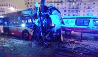 Dramatyczny wypadek w Warszawie. Zmiażdżony autobus, są ranni [wideo]