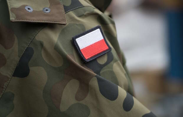 Naszywka z polską flagą na mundurze żołnierza WP / autor: Fratria