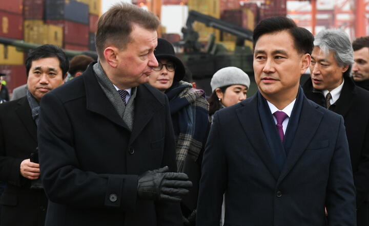 Prezes Agencji ds. Zamówień w Sektorze Obronnym Eom Dong-hwan i Mariusz Błaszczak / autor: PAP