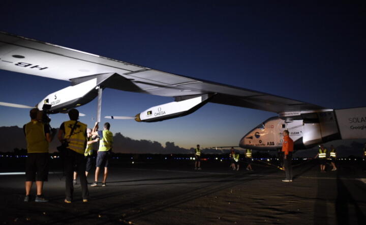Samolot Solar Impulse 2 na Hawajach przed trzydniowym lotem non-stop do odległej o 3800 km Kalifonii, fot. PAP/ EPA/Christophe Chammartin