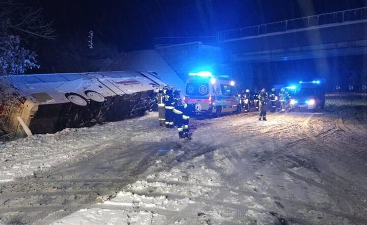 Wypadek autokaru  / autor: PAP/Komenda Powiatowa Państwowej Straży Pożarnej w Lubartowie/Facebook
