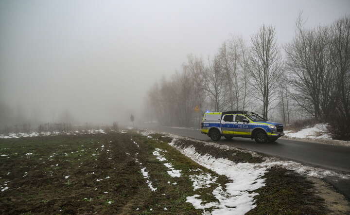 Policja blokuje dostęp do miejsca, gdzie w sobotę po południu doszło do katastrofy śmigłowca / autor: PAP/Darek Delmanowicz