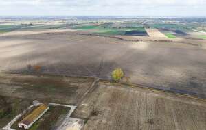 Na zdjęciu z drona teren przez który ma przebiegać linia kolei dużej prędkości z Warszawy do CPK, w miejscowości Zabłotnia. / autor: PAP/Leszek Szymański