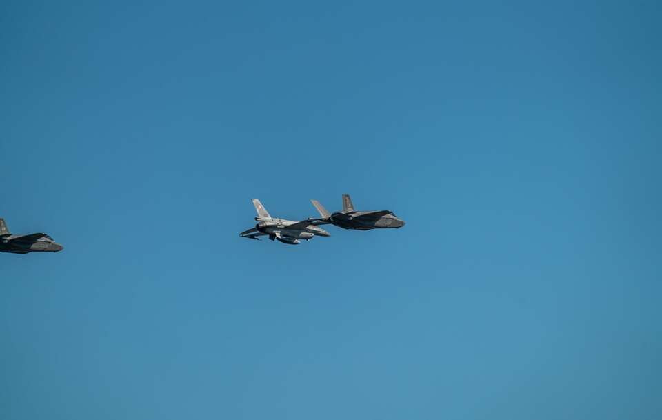 Politico zauważyło, że Polska wydaje na zbrojenia najwięcej wśród krajów europejskich, jeśli chodzi o procentowy udział PKB. W tym roku rząd chce przeznaczyć na armię 186,6 mld zł. / autor: Fratria