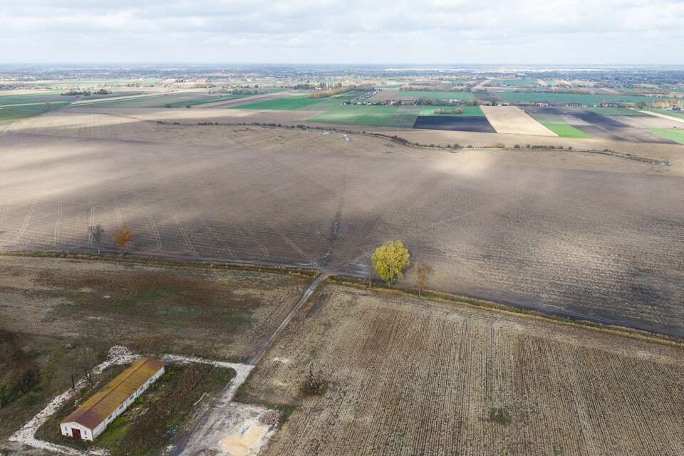 Na zdjęciu z drona teren przez który ma przebiegać linia kolei dużej prędkości z Warszawy do CPK, w miejscowości Zabłotnia. / autor: PAP/Leszek Szymański