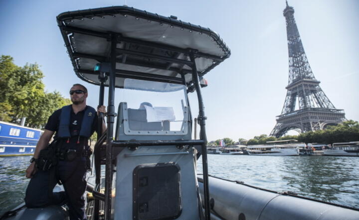 Paryż, patrol rzeczny / autor: EPA/PAP, Julien de Rosa