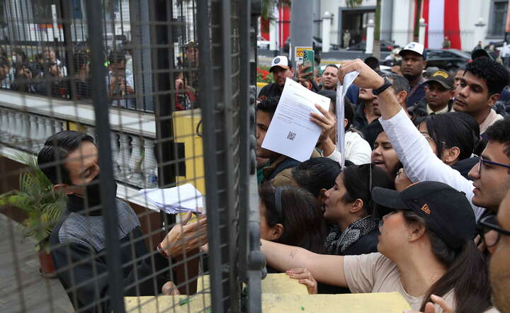 Wenezuelczycy pod ambasadą swojego kraju / autor: PAP/EPA/Paolo Aguilar