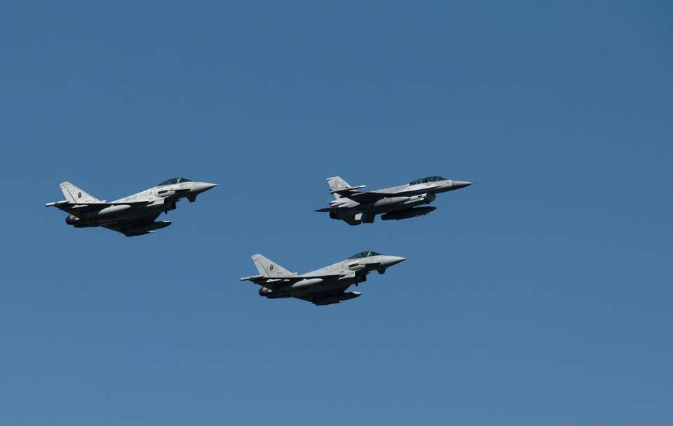 Dwa myśliwce Eurofighter w szyku z prowadzącym F-16 / autor: Fratria