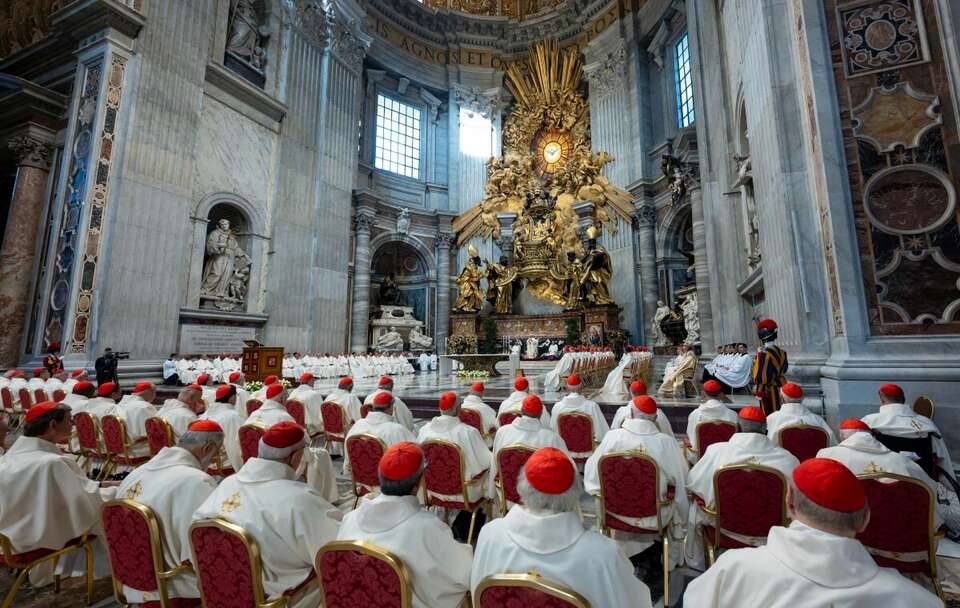 Papież na konsystorzu: Bóg pragnie pokoju dla każdego narodu i ludu / autor: PAP/EPA/VATICAN MEDIA/Simone Risoluti HANDOUT