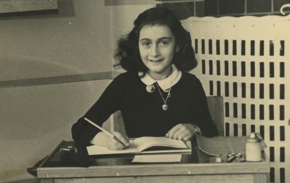 autor: Unknown photographer; Collectie Anne Frank Stichting Amsterdam, Public domain, via Wikimedia Commons