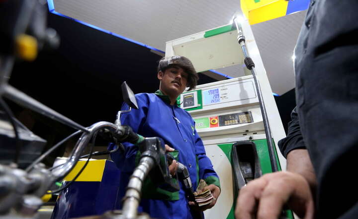 Droga ropa powoduje gwałtowne zwyżki cen paliw i ograniczenia dostaw na całym świecie. Na zdjęciu stacja paliw w Pakistanie / autor: PAP/EPA/ARSHAD ARBAB