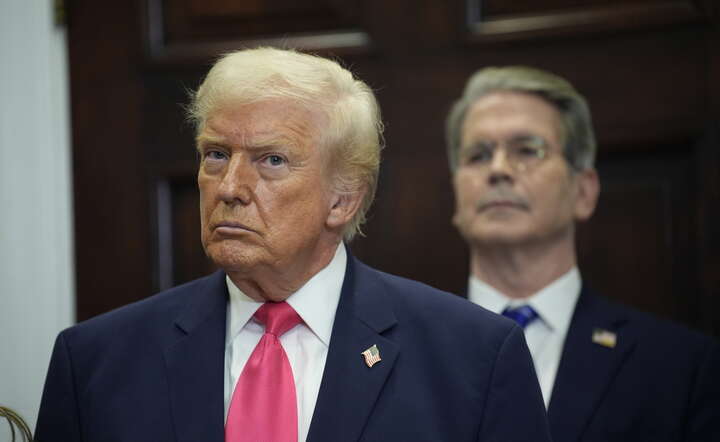 Prezydent USA Donald Trump w Białym Domu. W tle Scott Bessent, sekretarz skarbu USA, 2 grudnia 2025 / autor: PAP/EPA/YURI GRIPAS 