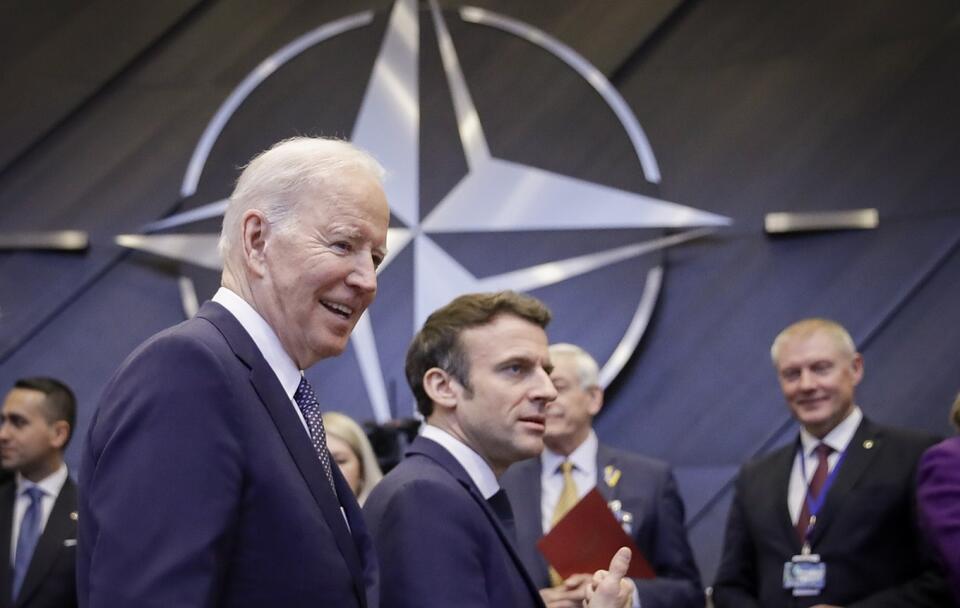 Joe Biden i Emmanuel Macron podczas szczytu NATO / autor: PAP/EPA