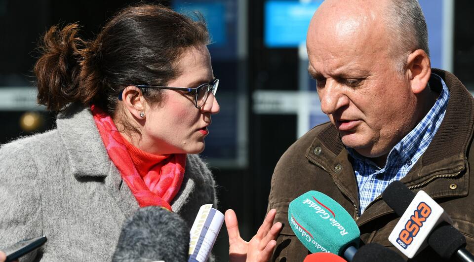 Prezydent miasta Aleksandra Dulkiewicz (L) podczas konferencji prasowej, 1 bm. przed Teatrem Wybrzeże. Briefing dotyczył obchodów rocznicy 4 czerwca. Z prawej wiceprzewodniczacy komisji zakladowej NSZZ „Solidarnosc” Stoczni Gdanskiej Karol Guzikiewicz / autor: PAP/Adam Warżawa