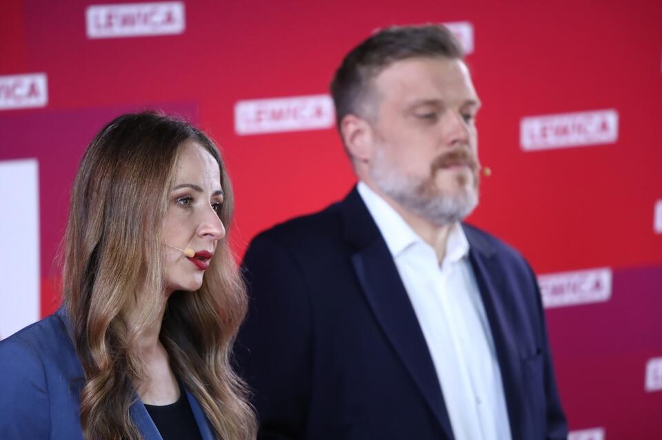 Posłowie Lewicy Agnieszka Dziemianowicz-Bąk (L) i Adrian Zandberg (P) podczas prezentacji "Raportu o Stanie Państwa" przygotowanego przez Lewicę. / autor: PAP/Tomasz Gzell