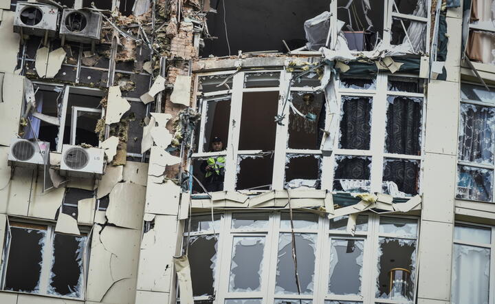 Budynek mieszkalny uszkodzony przez rosyjskiego drona w Kijowie / autor: EPA/PAP