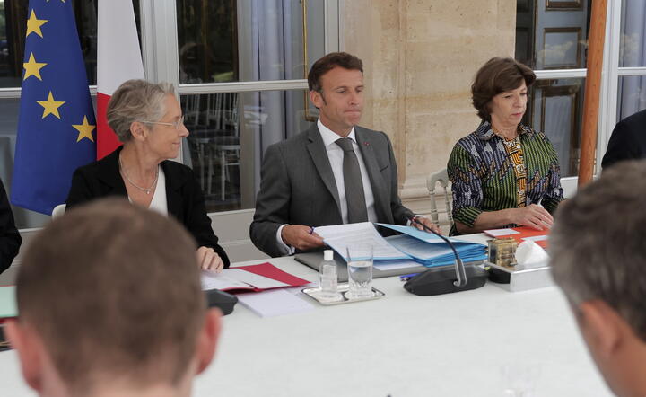Premier Francji Elisabeth Borne (L) i Emmanuel Macron (C) / autor: PAP/EPA/Lewis Joly / POOL