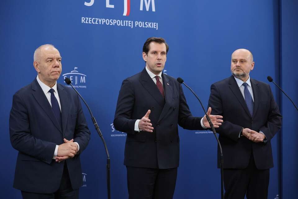 Posłowie Prawa i Sprawiedliwości Andrzej Kosztowniak (P) i Jacek Sasin (L) oraz europoseł PiS Tobiasz Bocheński (C) na konferencji prasowej w Sejmie. / autor: PAP/Leszek Szymański