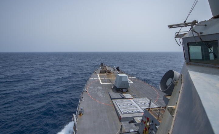 Amerykański niszczyciel rakietowy USS Bainbridge (DDG 96) na wodach Zatoki Omańskiej / autor: PAP/EPA/JASON WAITE / US NAVY