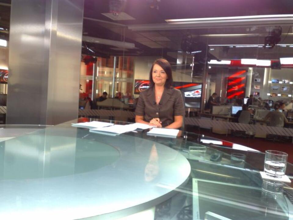 Studio TVP Info. Program prowadzi m.in. Danuta Cholecka