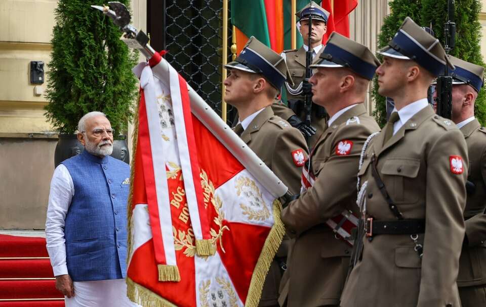 Narendra Modi podczas powitania w KPRM w Warszawie / autor: PAP/Paweł Supernak