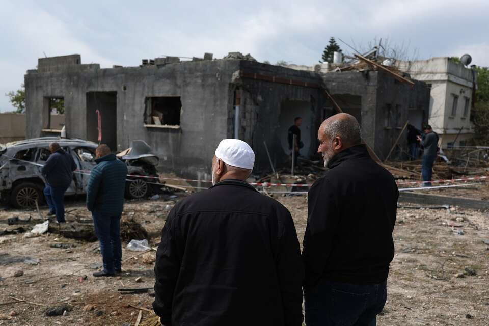 Widok po irańskim ostrzale w miejscowości Zarzir w Izraelu. / autor: PAP/EPA