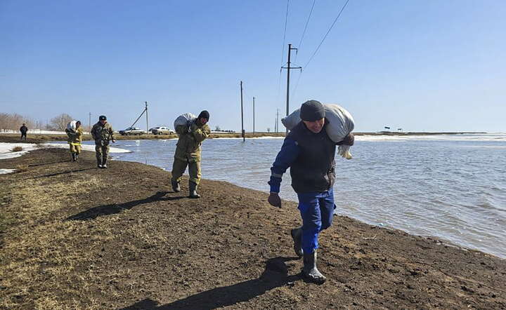 Akcja ratownicza w rejonie Pawłodaru / autor: Fot. EPA/KAZAKHSTAN EMERGENCIES MINISTRY HANDOUT/PAP