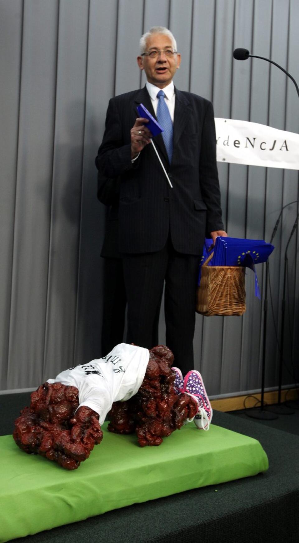 Ludwik Dorn podczas happeningu "Prezydencja w Kubie", Sejm, 1 lipca 2011 r., PAP