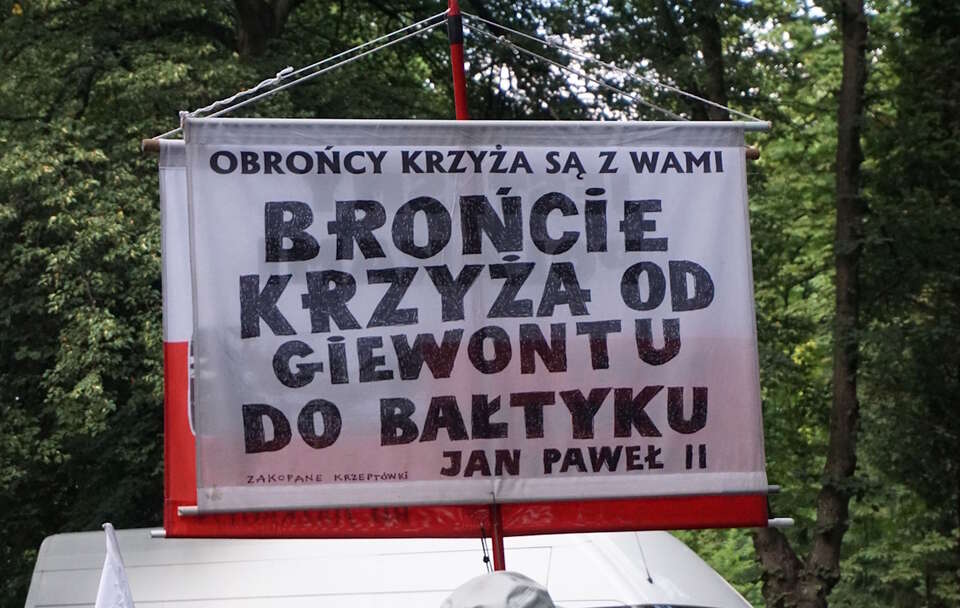 Do czego prowadzi "świecka szkoła" Nowackiej? Zdjęcie ilustracyjne: "Brońcie krzyża od Giewontu do Bałtyku" św. Jan Paweł II / autor: Fratria