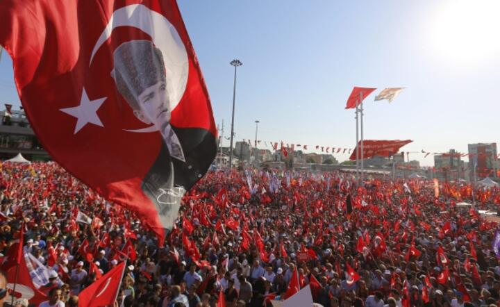 Demonstracja na placu Taksim, fot. PAP/EPA/CEM TURKEL 