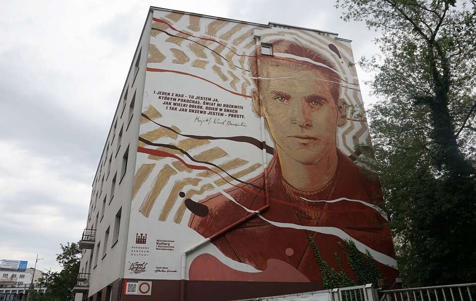 Mural warszawski z wizerunkiem Krzysztofa Kamila Baczyńskiego / autor: Fratria